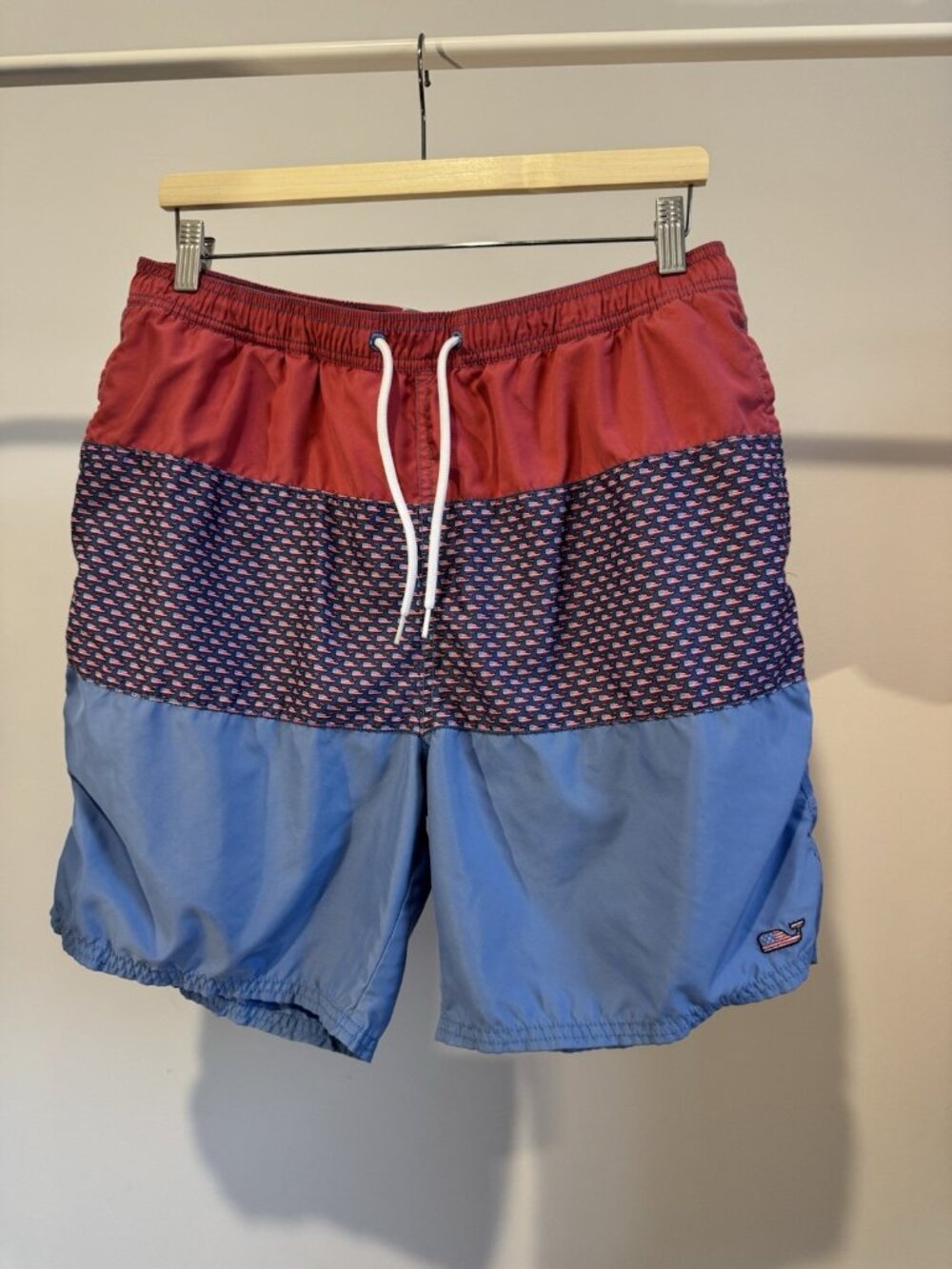 Vineyard Vines Swim Trunks Men's Large Colorblock Whale Print